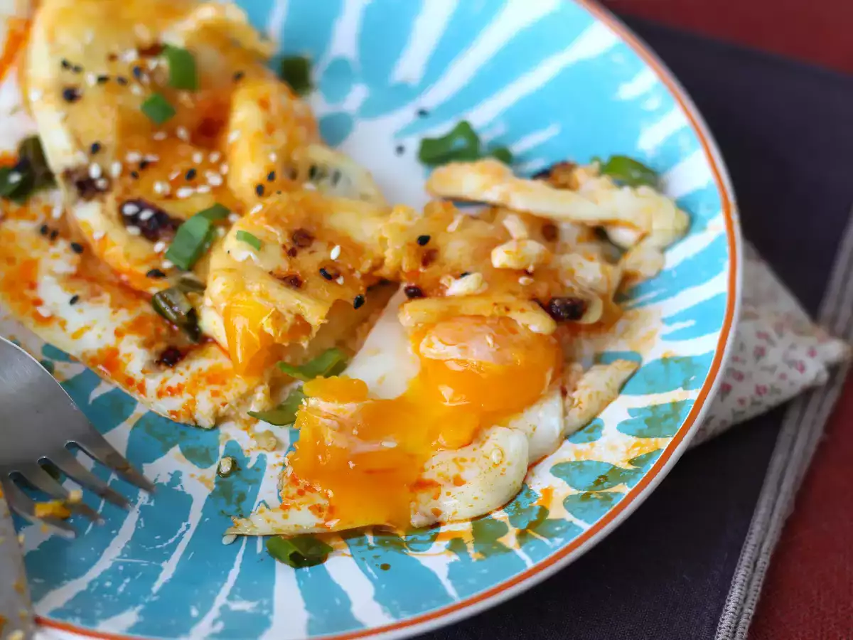 Жареные яйца с медом и моцареллой, сладкий, соленый и острый экспресс-завтрак! - фото 4