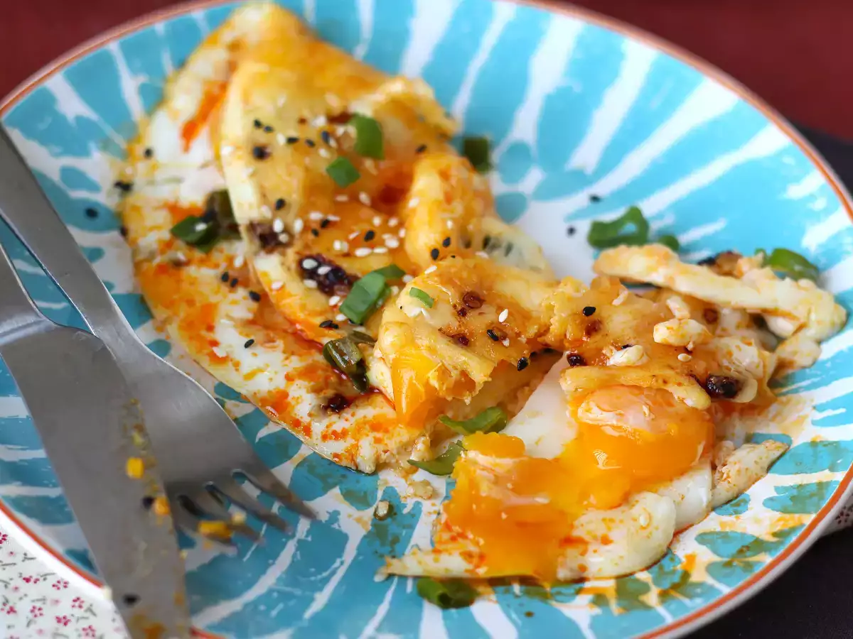 Жареные яйца с медом и моцареллой, сладкий, соленый и острый экспресс-завтрак! - фото 6