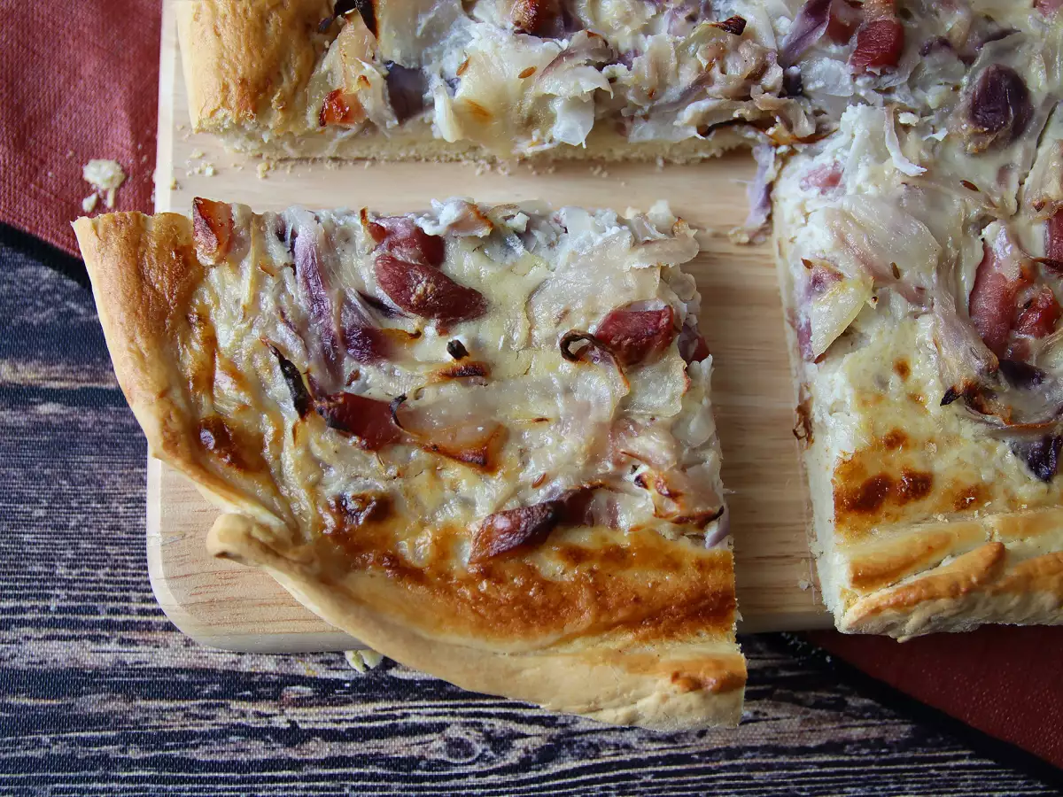 Zwiebelkuchen: немецкий пирог с нежным луком и кусочками бекона - фото 2