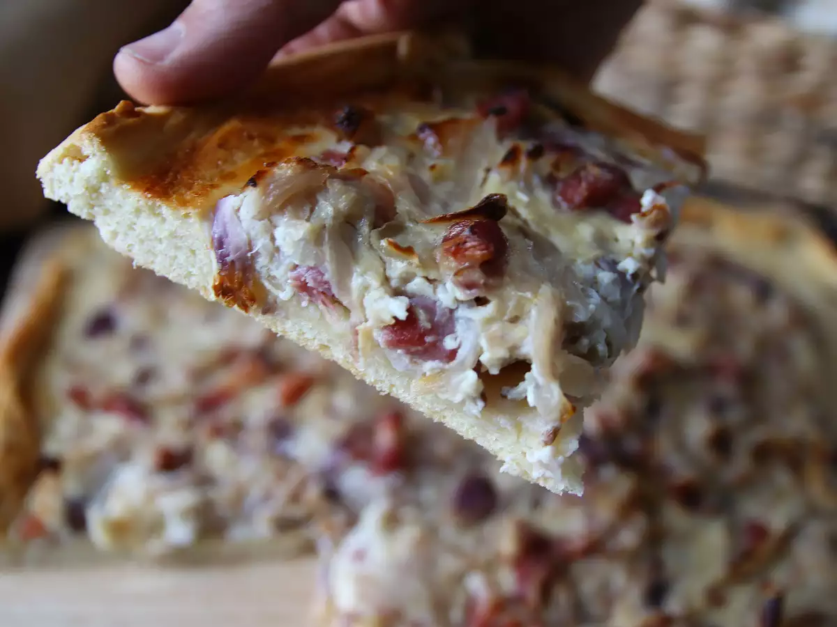Zwiebelkuchen: немецкий пирог с нежным луком и кусочками бекона - фото 5